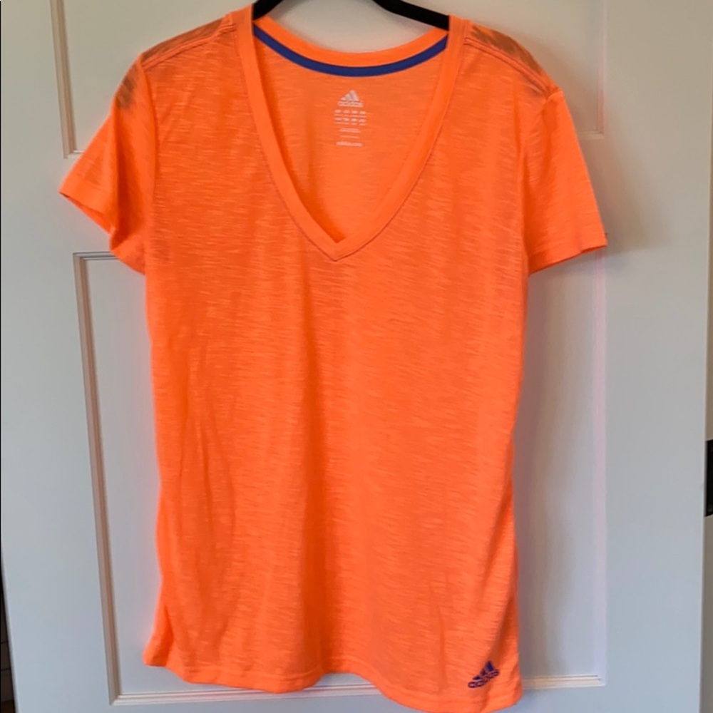 V-neck tee-shirt with blue stitching